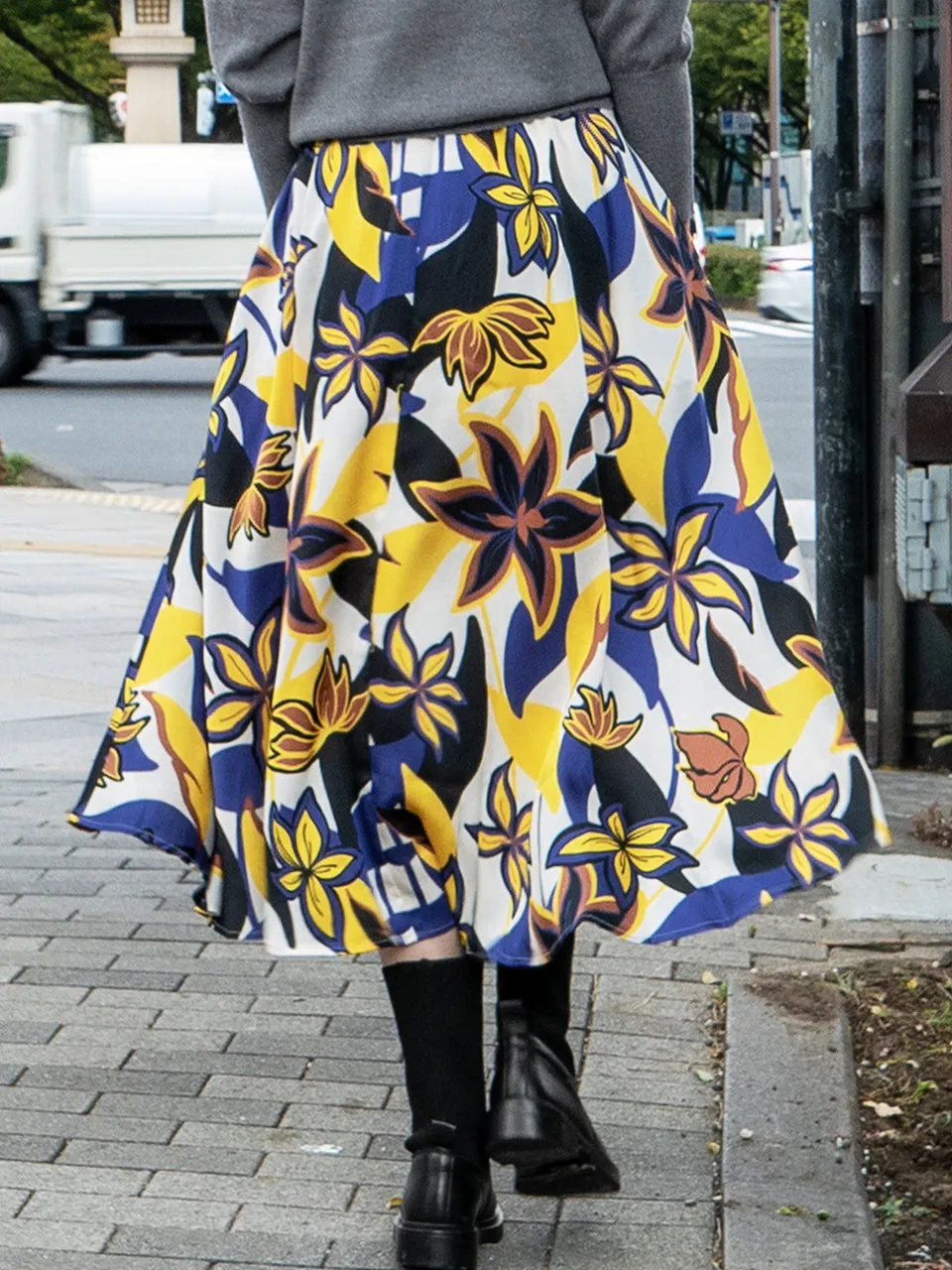 Dual-tone Vibrant Floral Print Flowy Round Skirt