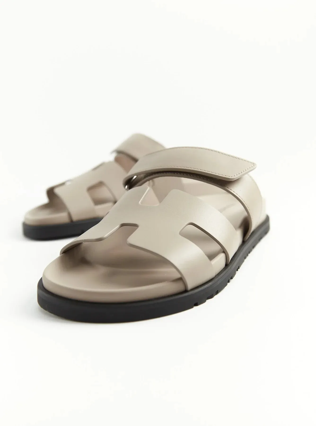 HERMÈS CHYPRE SANDALS (BEIGE MASTIC)